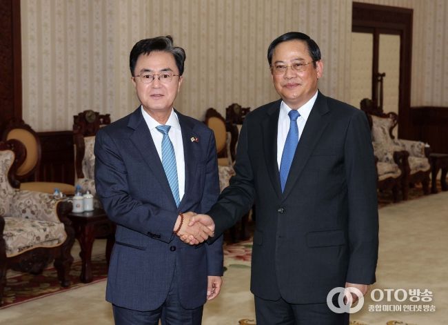 2023년 12월 7일 라오스 총리실에서 김태흠 지사 손싸이 시판돈 총리를 만나 악수하고 있다.