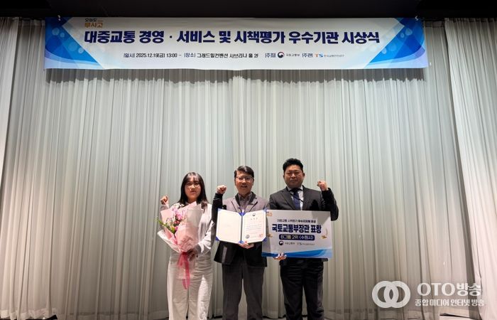 수원시 관계자들이 수상 후 기념촬영을 하고 있다.