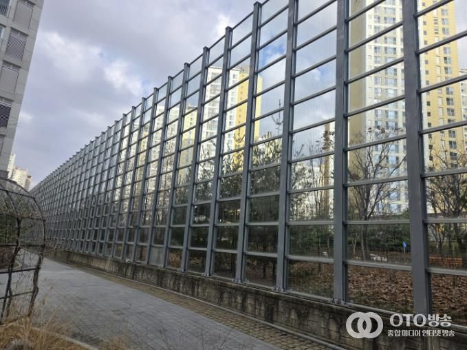 조류 충돌 방지 테이프가 부착된 영통아이파크캐슬1단지 방음벽