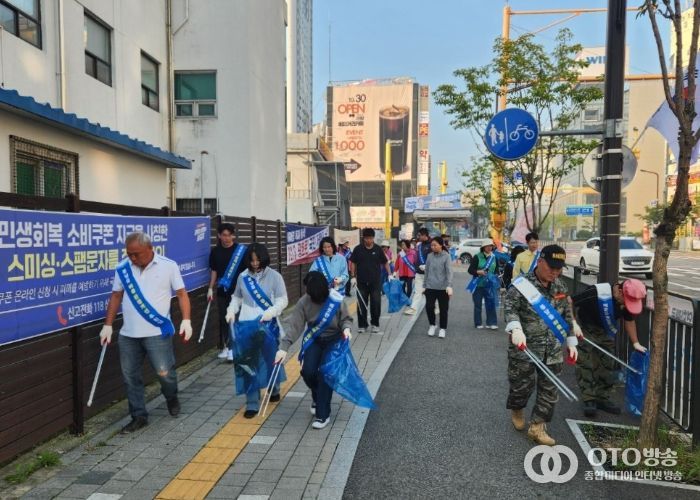 봉담읍 주민들이 대한민국 새단장 캠페인 일환으로 환경 정화 활동을 하고 있다
