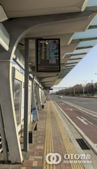 다국어 지원 버스정보안내기가 설치된 안산역 버스정류장 전경.