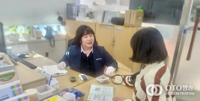 대사증후군 상담실_보건소 관계자 대사증후군 상담 진행 모습