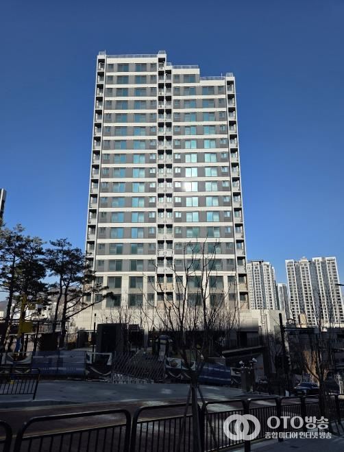 안양 냉천 행복주택(필름 부착 외관 사진).