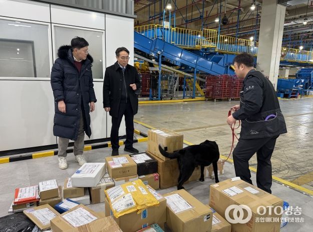 김정 관세청 조사국장(가운데)이 12일 서울 광진구 동서울우편집중국을 방문해 국제우편물 마약류 2차 검사 시범사업 운영 상황을 점검하고 있다.
<p> </p>
<p>