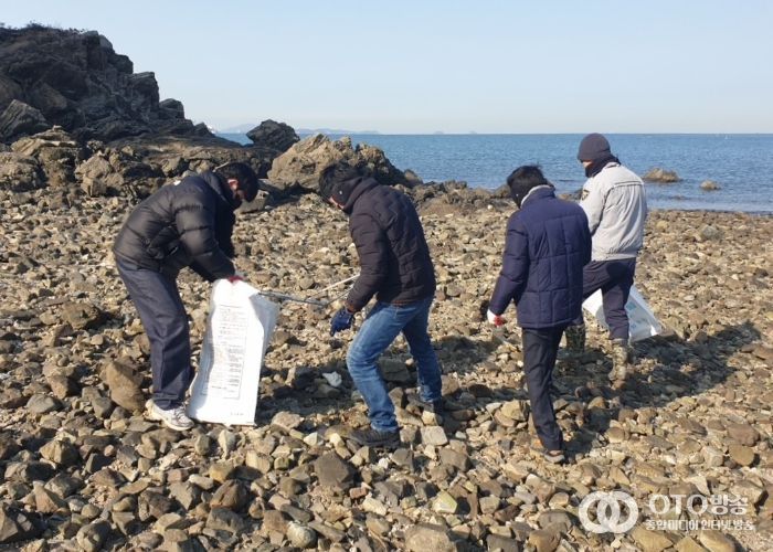 화성특례시가 14일 국화도에서 민관합동 해양방제활동을 하고 있다