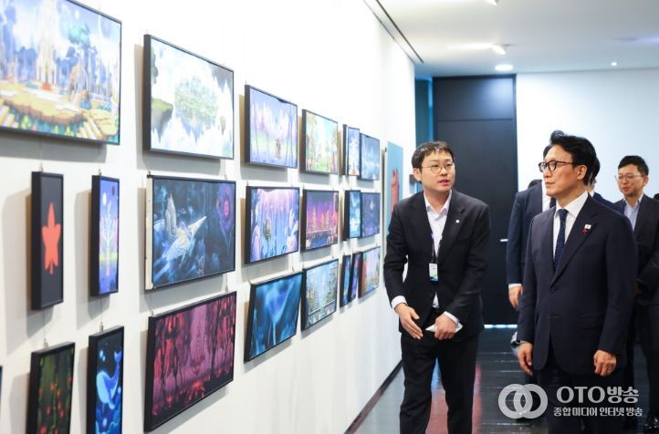 김민석 국무총리가 15일 경기도 성남시 분당구 넥슨을 방문, 경영진과의 간담회 및 게임 효과음 제작 과정에 관해 설명을 듣고 있다.