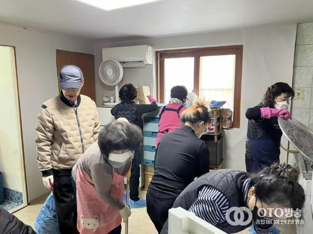 수원시 장안구 정자2동 '찾아가는 통장봉사대' 독거어르신 가구 청소 봉사 실시