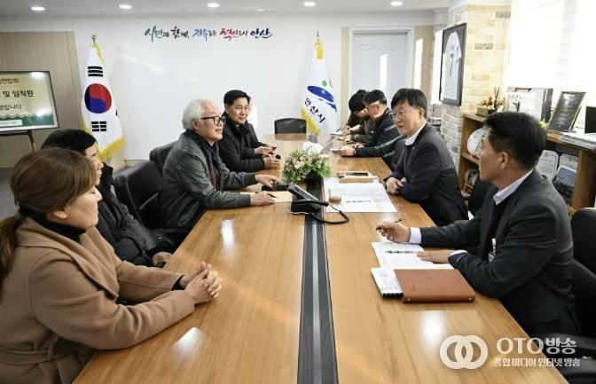 22일 이민근 안산시장(오른쪽 앞에서 두번째)과 안산시 재건축연합회 관계자들이 간담회를 진행하고 있다