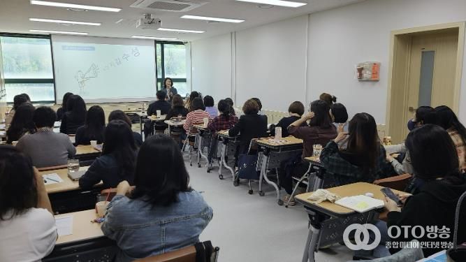 안산시에서 시민을 대상으로 폭력 예방 교육을 진행하고 있다.