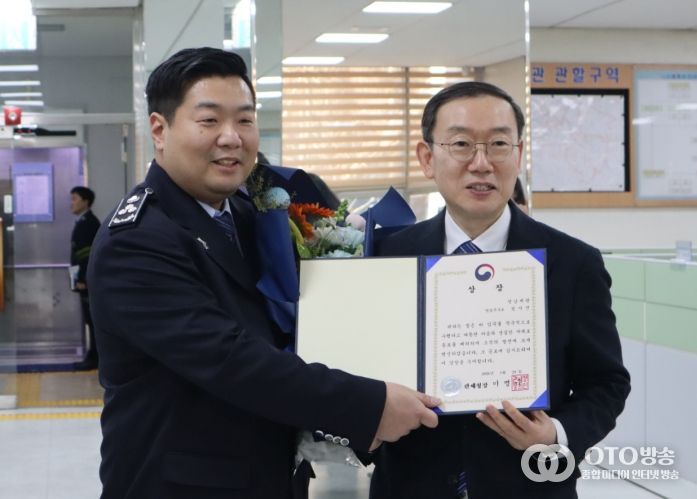 이명구 관세청장(오른쪽)이 29일 성남세관을 방문하여 정시진 주무관에게 상장과 포상금을 수여한 뒤 기념 촬영하고 있다.