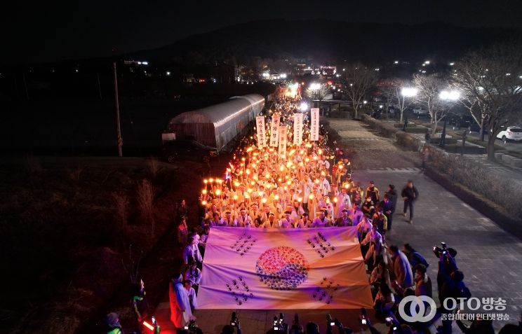 1. 지난해 열린 106주년 아우내봉화제에서 시민들이 횃불행진을 하고 있다.