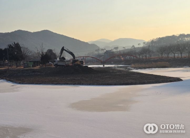 군이 집중호우시 원활한 통수를 위해 청양읍 교월리 용배의 퇴적토를 준설하고 있다.