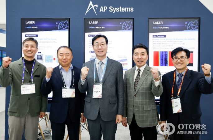 정명근 화성특례시장이 세미콘 코리아 2026에 참가한 관내 반도체 기업 관계자들과 함께 기념촬영을 하고 있다.