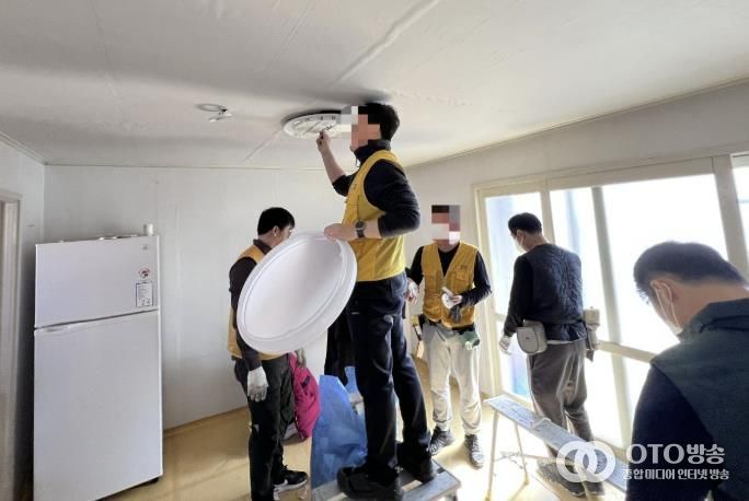 수정인테리어기술전문학원, 수원시 장안구 조원1동 홀몸어르신 가구에 무료 도배 봉사