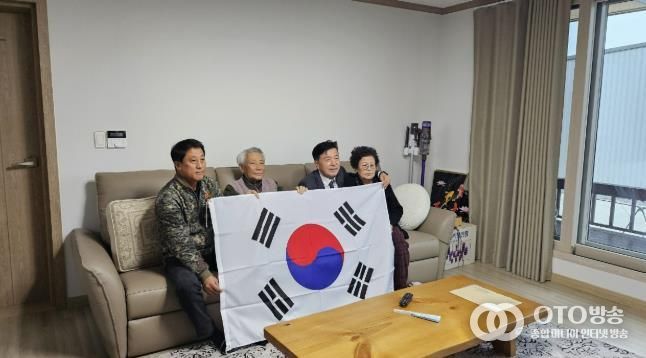 최재구 군수 독립유공자 유족 위문 장면