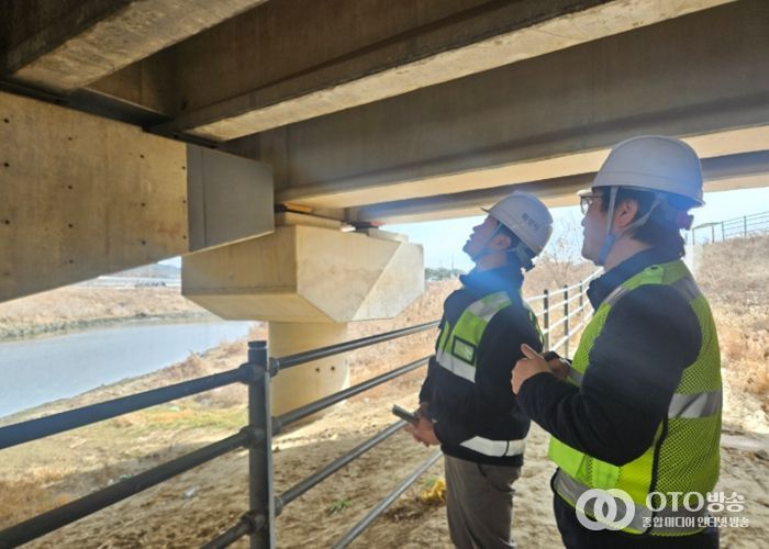 최병주 효행구청장이 동화교 하부 균열 및 침하 여부를 현장에서 점검하고 있다.