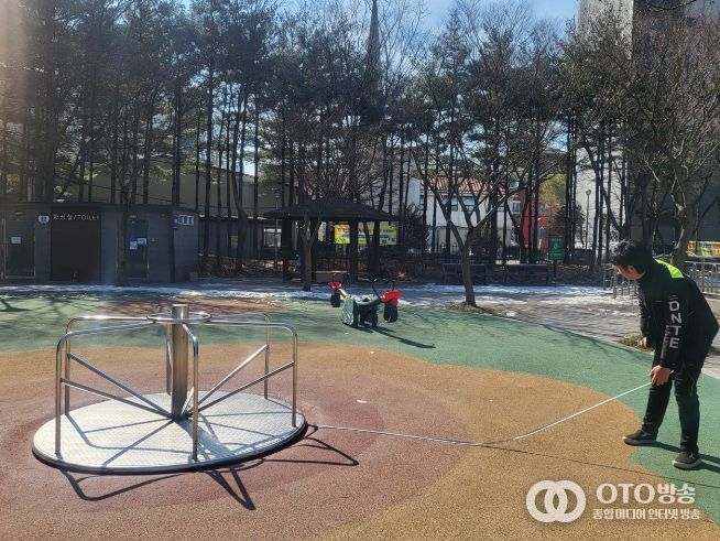 1. 지난해 어린이놀이시설 점검 모습.