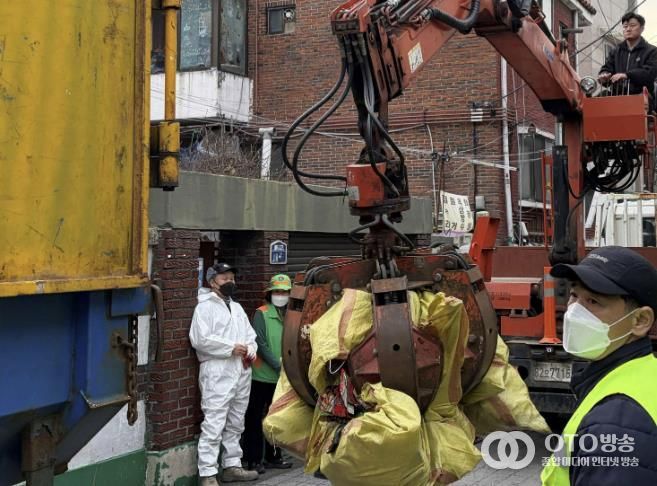 민관 합동 봉사자 40여 명은 산더미 처럼 쌓인 쓰레기를 정리했다.