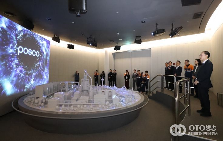 이명구 관세청장(오른쪽 첫 번째)이 12일 포스코 포항제철소를 방문하여 홍보영상을 시청하고 있다.