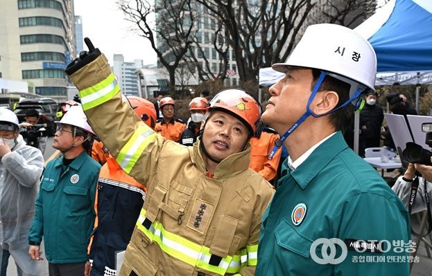 오세훈 서울시장이 16일(월) 중구 소공동 소재 복합건축물 화재 현장을 찾아 피해 상황을 살피고 있다.