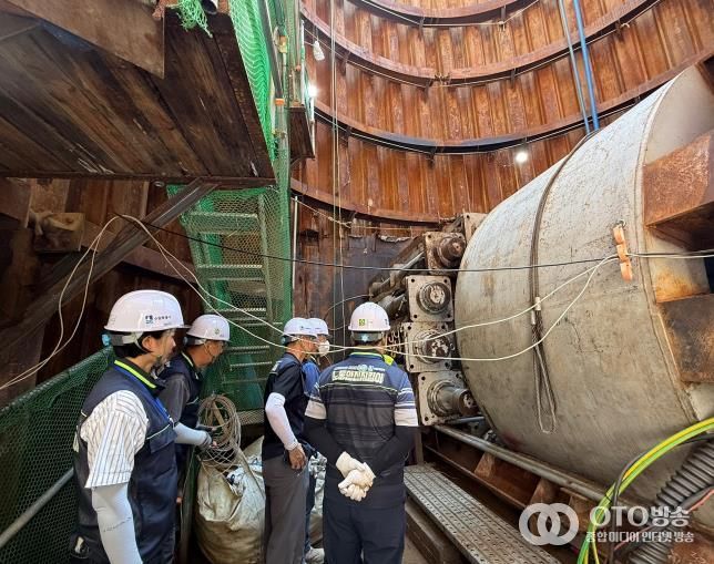 노동안전지킴이가 산업현장에서 안전시설 상태 등을 점검하고 있다.