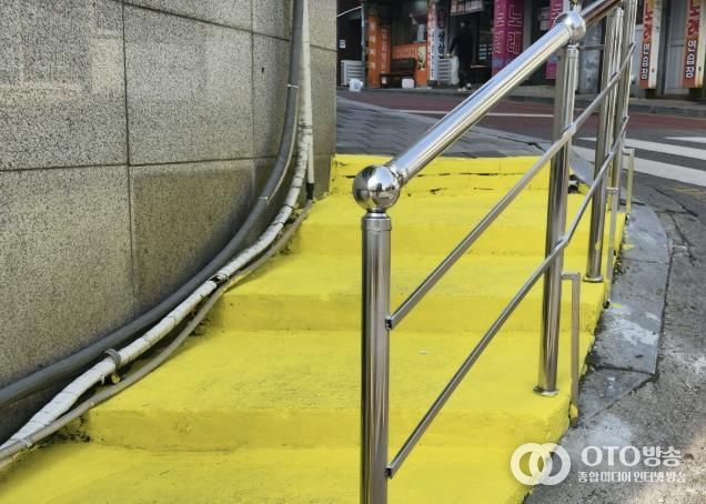 수원시 팔달구 우만1동 주민자치회, 주민참여예산으로 빙판길 사고 예방을 위한 '안전난간 설치 공사' 추진