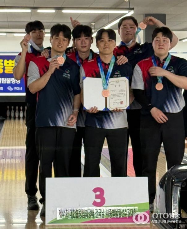 메달을 획득한 천안시청 볼링팀 선수단 기념촬영 모습.