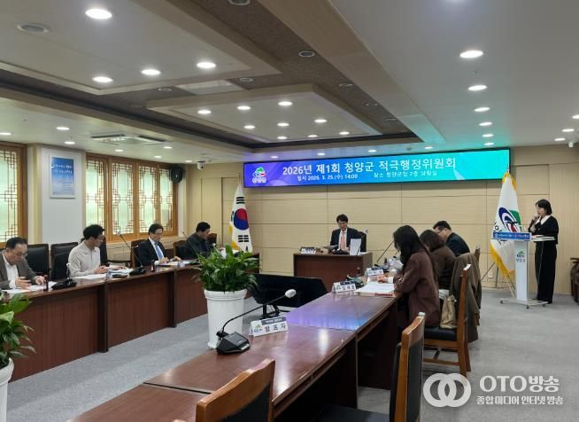 지난 25일, 전상욱 부군수가 적극행정 위원회를 주재하며 2026년 적극행정 중점과제를 선정하고 있다.