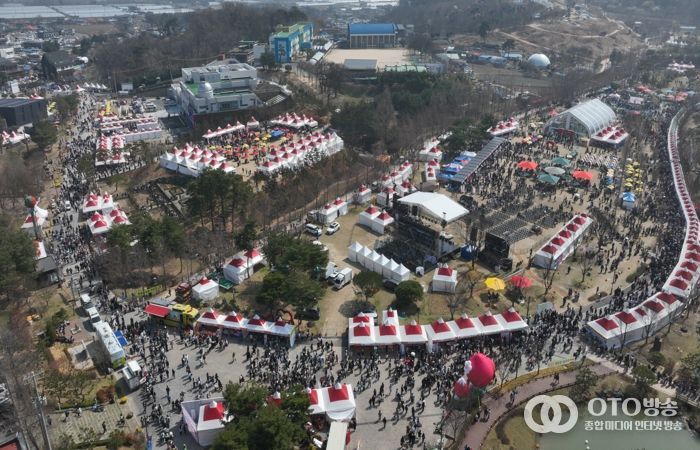 논산시, 딸기향 가득한 족욕장.. 축제 속 힐링