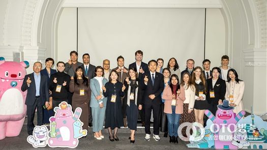 제1회 서울 명예시민 네트워킹 데이에 참석한 명예시민들과 김길영 도시계획균형위원회 위원장, 김수덕 글로벌도시정책관 다함께