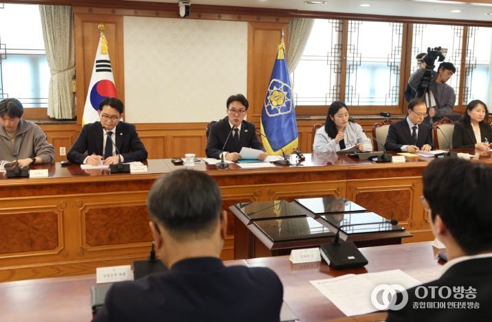 김민석 국무총리가 30일 세종대로 정부서울청사에서 열린 반려동물 정책위원회를 주재하고 있다.(국무조정실)