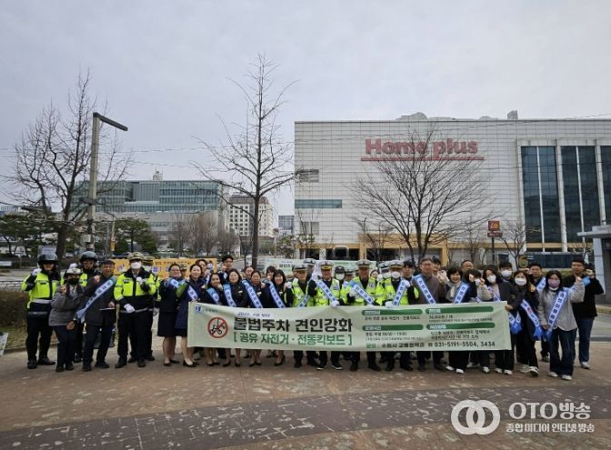 캠페인 참가자들이 함께하고 있다.