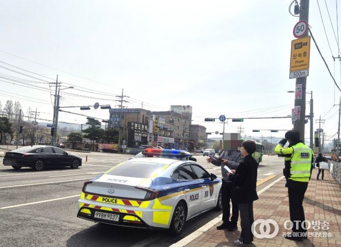 1. 천안시가 서북·동남경찰서와 함께 교통안전시설을 점검하고 있다.