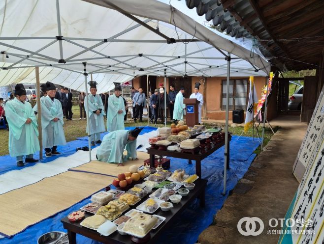 지난 4일, 상무사 회원들이 원홍주등육군상무사 한식 속절제를 봉행하고 있다.