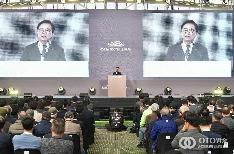 7일 천안시 코리아풋볼파크 개관식에서 김석필 천안시장 권한대행 부시장과 김태흠 충남도지사, 정몽규 대한축구협회 회장 등 주요 참석자들이 기념촬영을 하고 있다.