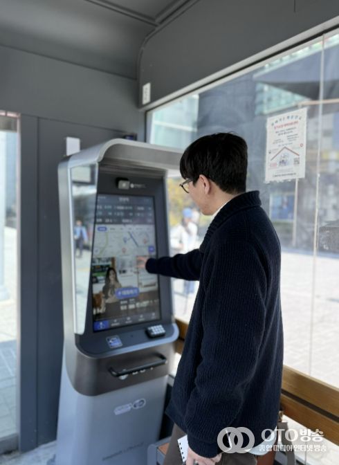 안양역에 설치된 AI 대화형 버스정보시스템 키오스크를 사용 중인 모습