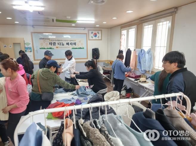 지난 13일, 청양지역자활센터에서 ‘사랑나눔 바자회’를 개최하고 주민들에게 물품을 판매하고 있다.