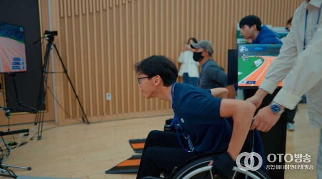 천안시장애인체육회와 단국대학교 관계자들이 ‘뉴 아이디어 공모사업’ 선정을 기념하며 디지털 e스포츠 장비를 시연하고 있다.