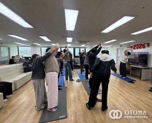 장애인복지시설 이용자들이 맞춤형 운동 프로그램에 참여하고 있다.