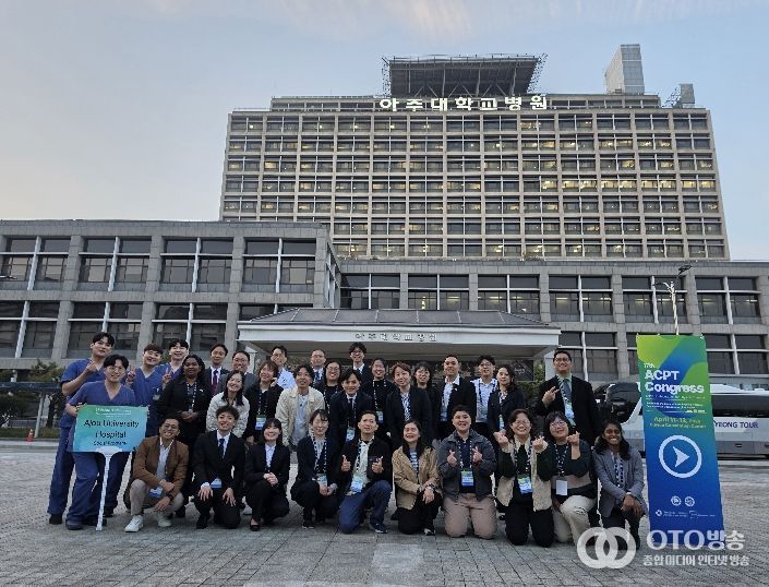 프로그램 참가자들이 아주대학교에서 기념 촬영을 하고 있다.