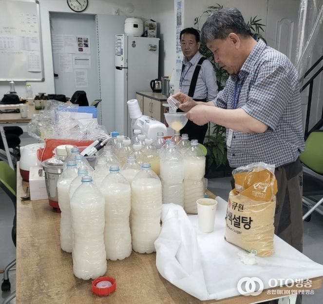 수원시 팔달구 행궁동, 버려지는 쌀뜨물의 변신...EM활성액 제작으로 '친환경 실천 앞장'